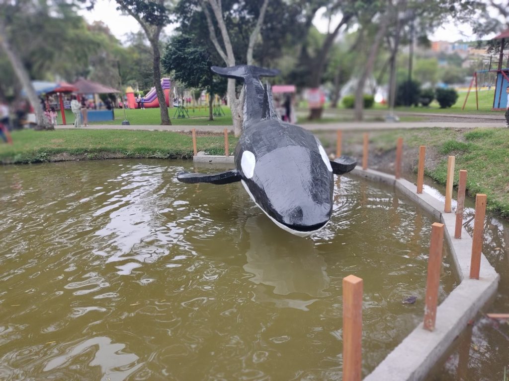 Una orca, copia del personaje animal de la película ‘Rescaten a Willy’, forma parte también de los atractivos de la laguna de Jipiro.