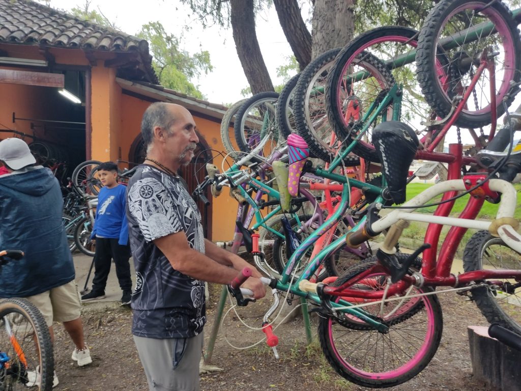 Para los amantes al ciclismo, el deportista lojano, Rodrigo Muñoz León, ofrece toda variedad de ‘caballitos’ de acero. El alquiler es a costo módico. 