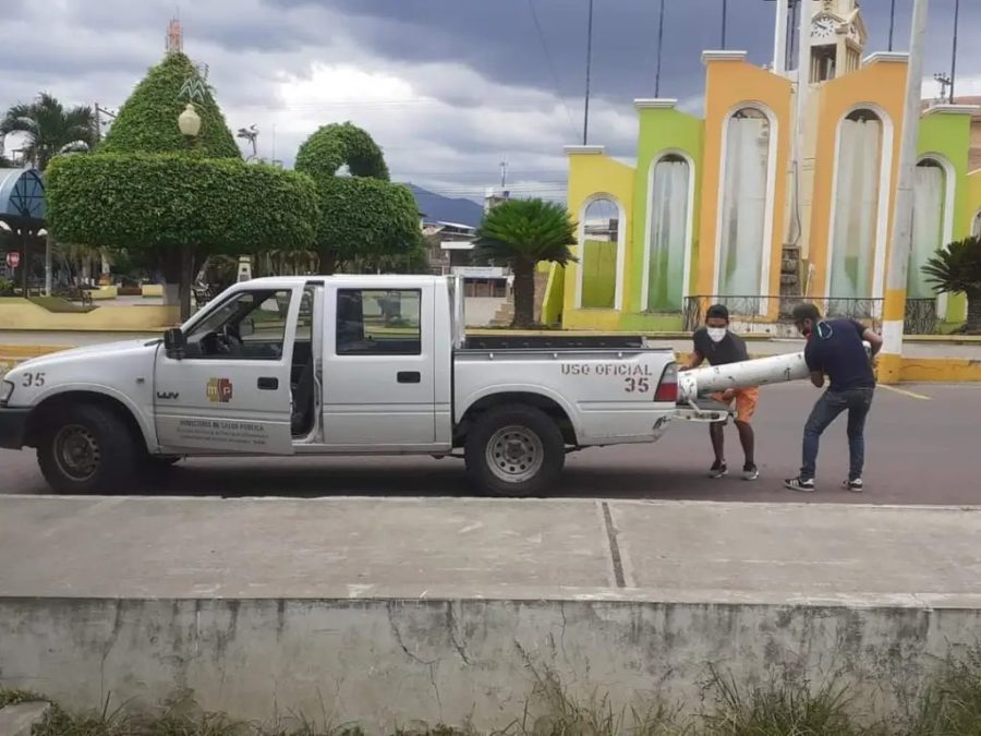 El entonces alcalde macareño, Alfredo Suquilanda, durante la pandemia del coronavirus, entregó tanques de oxígeno al Hospital Básico.