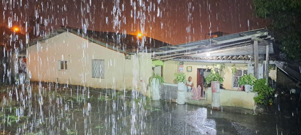 El aguacero, hasta el cierre de esta edición, continuaba azotando en el cantón fronterizo.