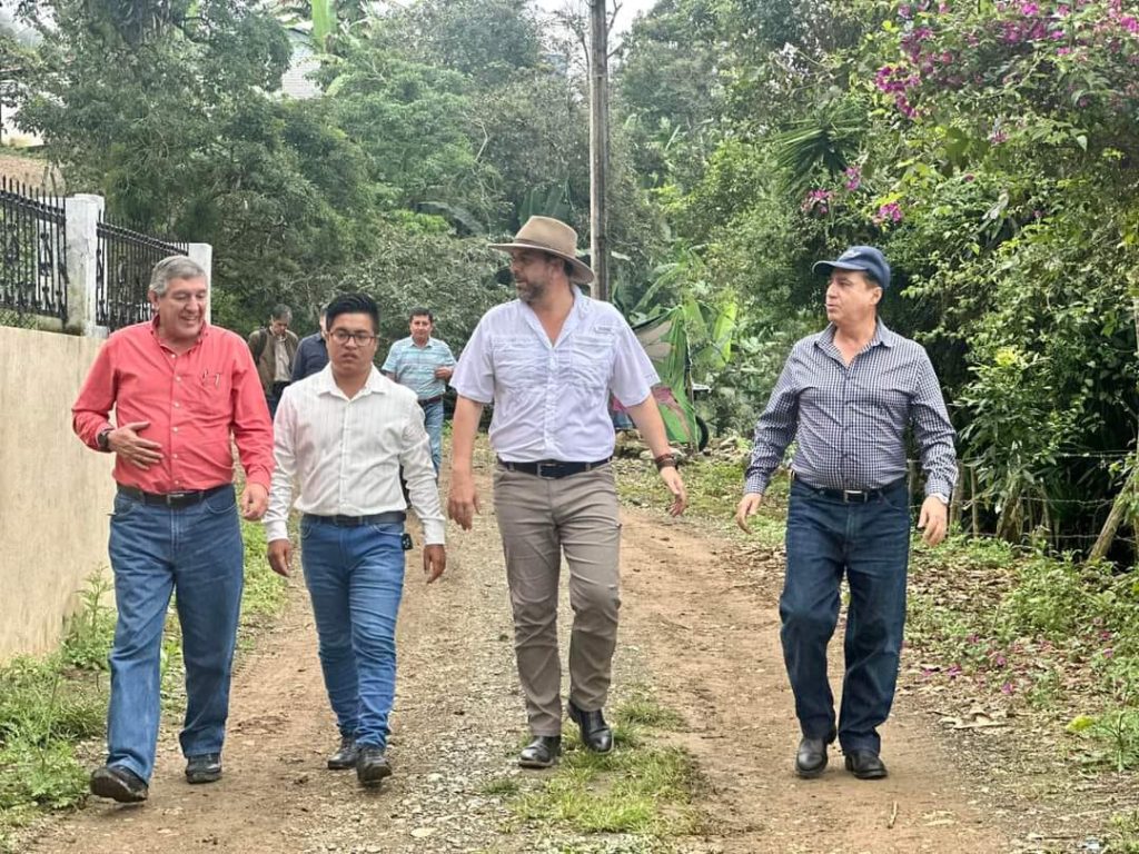 Las autoridades del cantón, la parroquia, técnico de la Prefectura y la autoridad provincial, Mario Mancino, recorrieron la vía, el último viernes.