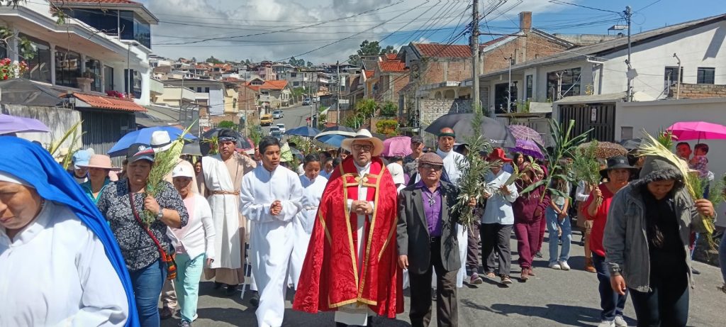 Se cumplió una procesión desde la casa comunal de la Ciudadela del Maestro, etapa dos, hacia el templo del Santuario.