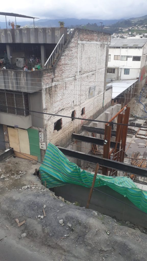 En esta fotografía, tomada el 24 de marzo, se evidencia la construcción realizada, junto a la pared de la casa afectada.