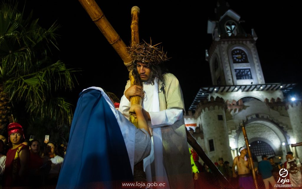 Jesús, representado por José Pullaguari, en una de las Estaciones, a su paso por la Puerta de la Ciudad, es abrazado por una mujer, que es parte del cuadro vivo.