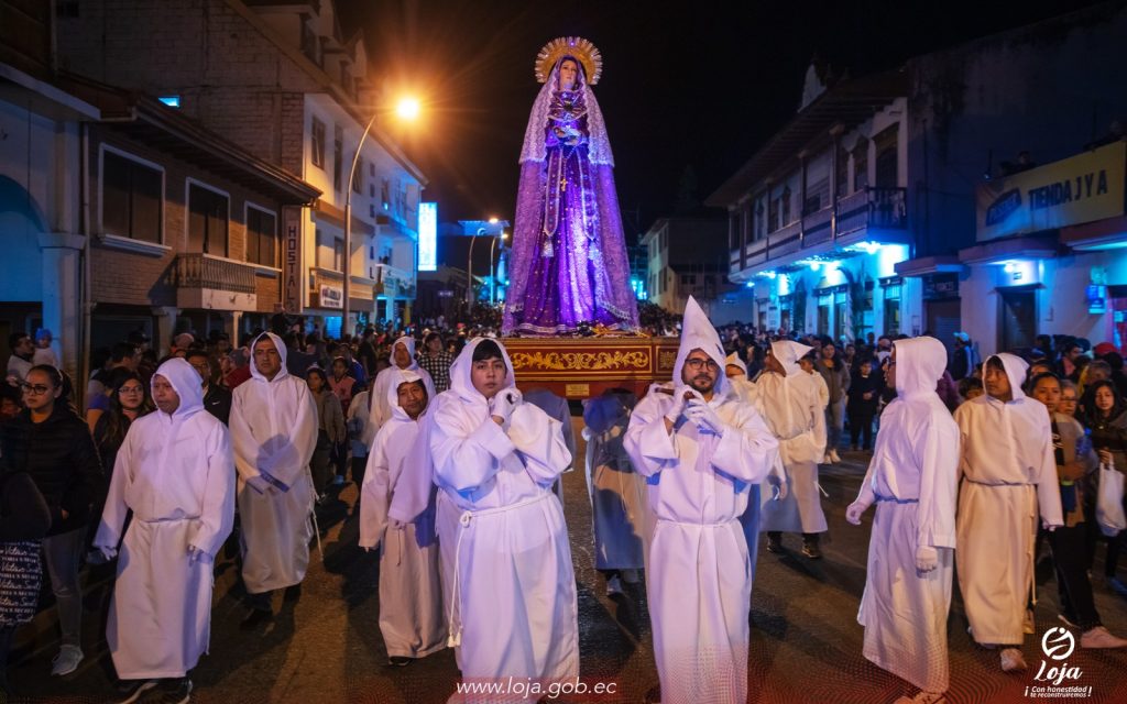 La imagen de la Virgen María, cargada por los ‘Santos Varones’, también fue parte de la procesión de la noche del viernes.