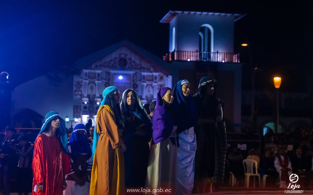 María, la madre de Jesús, y otras mujeres del pasaje bíblico acompañan de cerca durante el viacrucis.