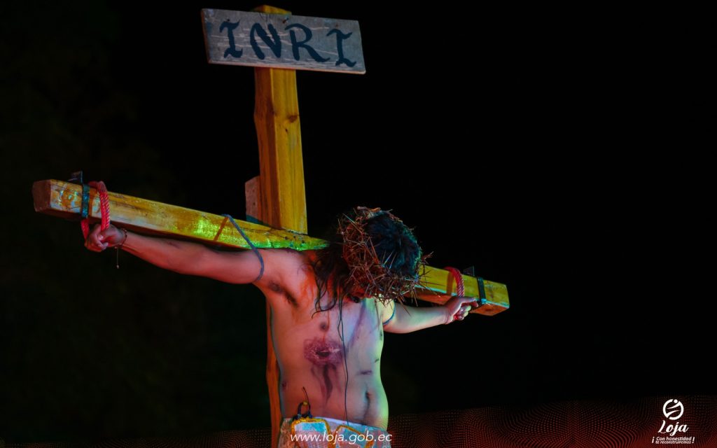 El cuerpo de Jesús yace inerte en la cruz.