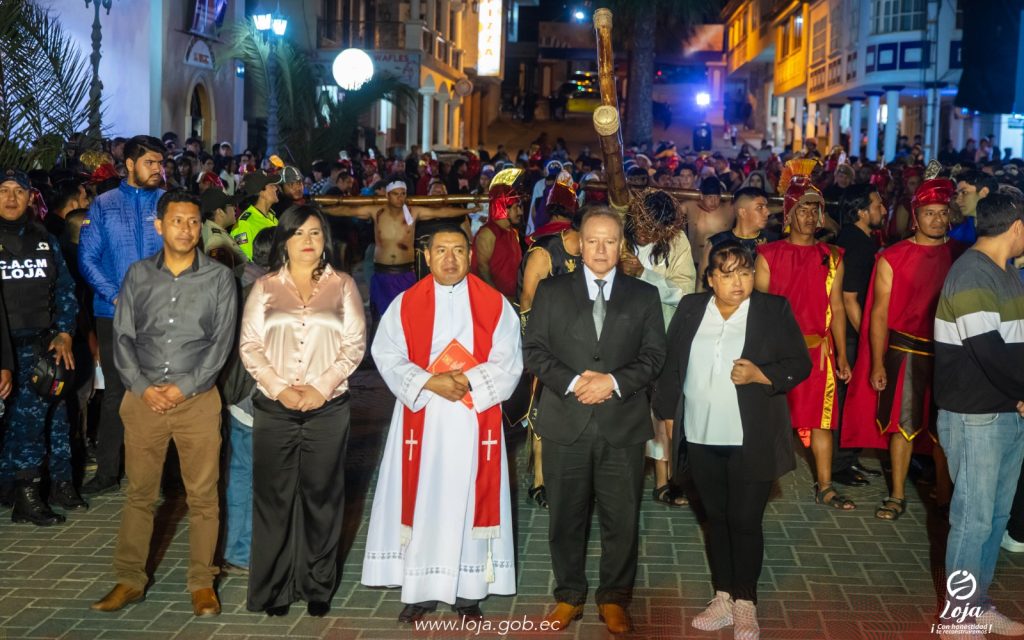 Las autoridades encabezadas por el párroco de El Valle, padre Julio Yaguana; el alcalde, Franco Quezada Montesinos, recorren las diversas calles de la ciudad.
