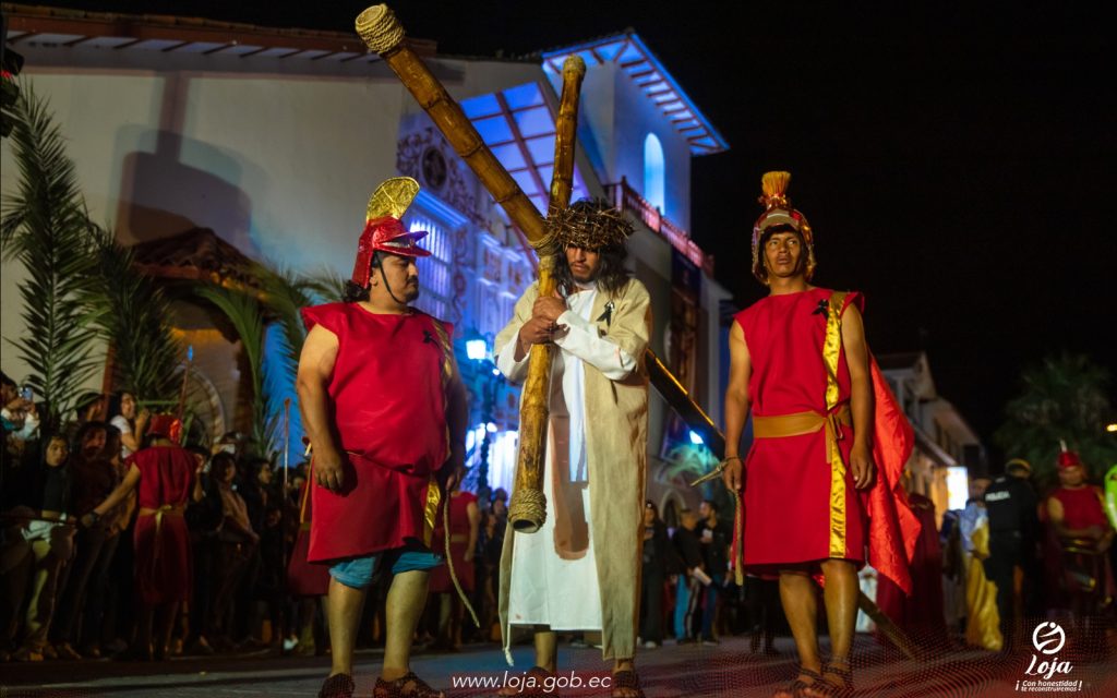 Jesús porta la cruz, vigilado por los guardias que lo castigan incesantemente.