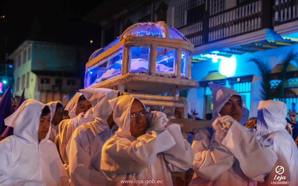 El Santo Sepulcro lleva los restos del Mesías, cuya imagen bue bajada minutos antes del altar principal de la iglesia colonial lojana.
