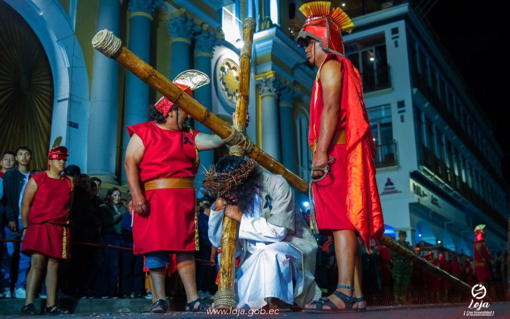 En una de las Estaciones, Jesús cae pesadamente al piso.