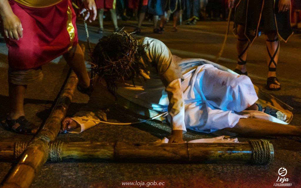 Jesús cae exhausto, ante los azotes reales de los soldados que, asimismo, le dejan varias heridas en su cuerpo. El ensayo duró alrededor de dos meses. La preparación fue física, psicológica y actoral.