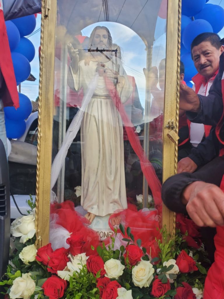 Previo a los actos centrales, se desarrollan peregrinaciones desde Loja y el barrio Jindo hacia la parroquia lojana. (Fotografía archivo)