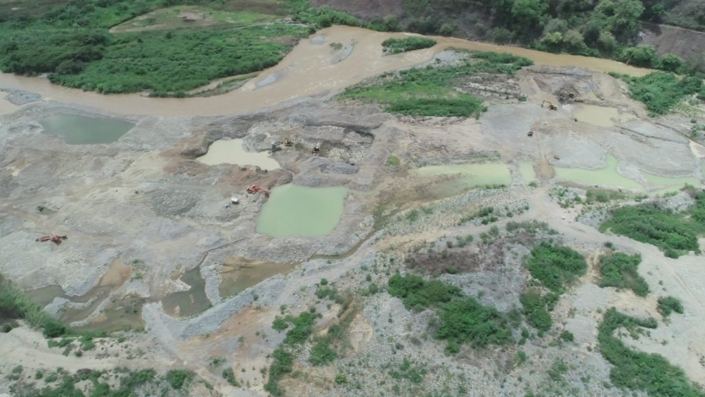 La minería legal e ilegal contamina con mercurio, plomo, arsénico y otros elementos químicos al principal afluente: el río Macará.