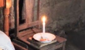 Una vela que encendieron sus familiares como una forma de mantener vivo su recuerdo.