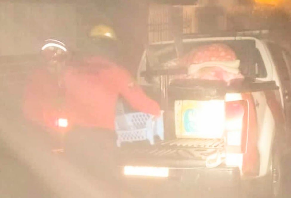 Parte del talud de una loma se desprendió y cayó sobre la pared de la vivienda.