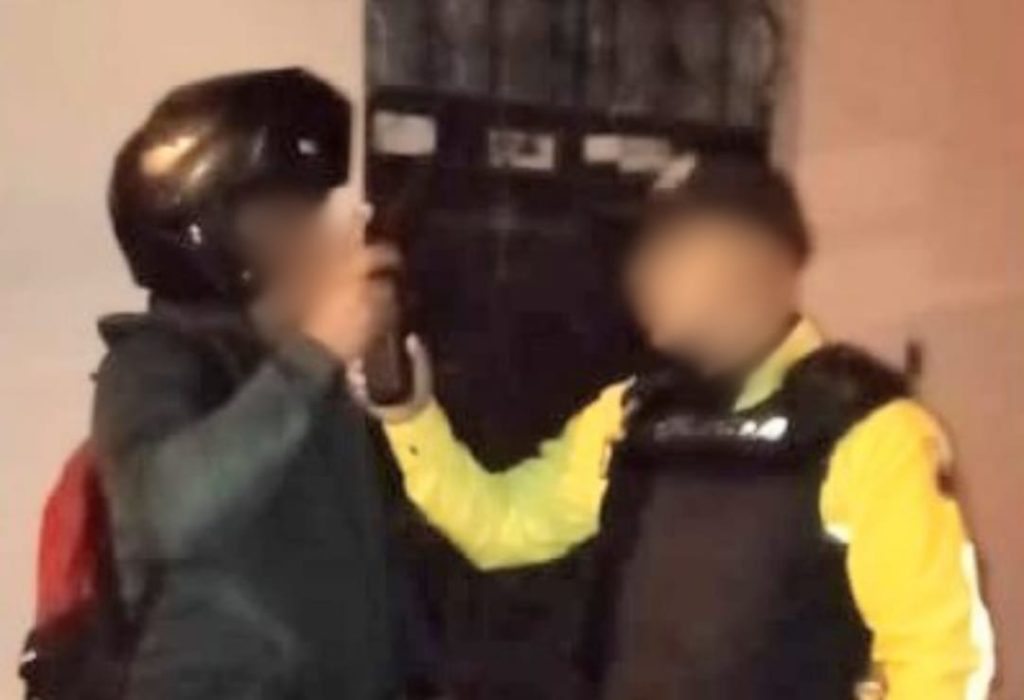 El ciudadano se salvó de una muerte segura si la Policía Nacional no lo detiene.