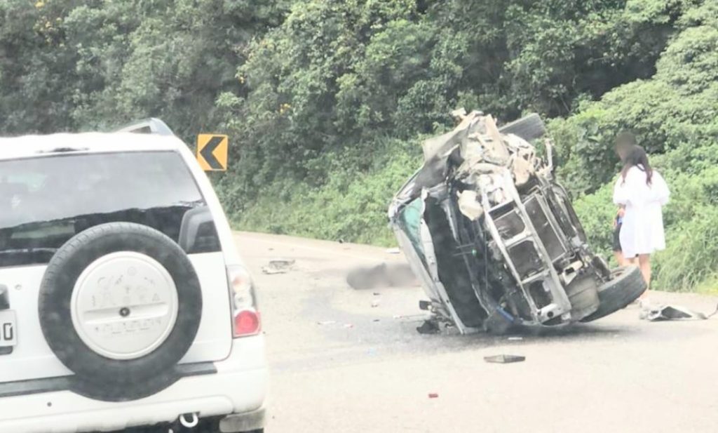 La persona que permanece tendida sobre la vía está fuera de peligro.