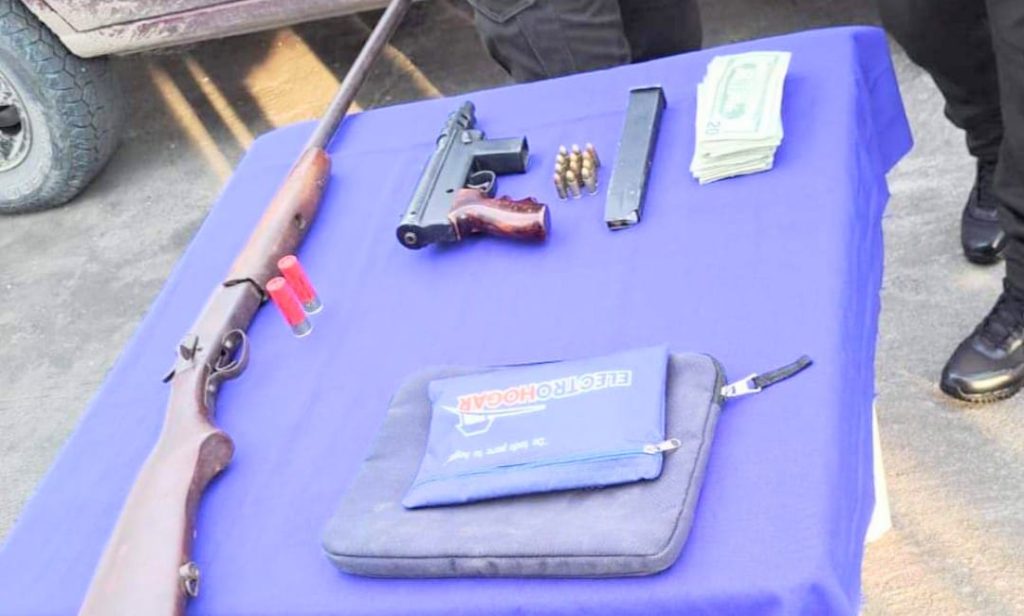 El conductor del vehículo no justificó la legalidad de las armas ni explosivos.