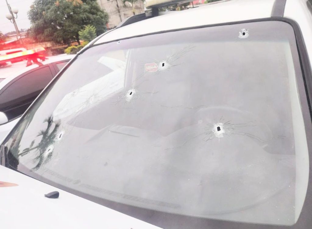 El patrullero fue baleado por algunos de los supuestos malhechores que iban en la camioneta.