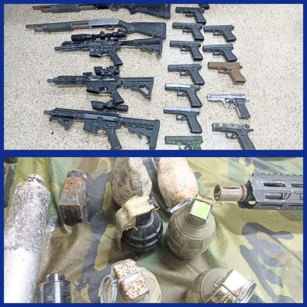 El material bélico es custodiado por los militares y policías.