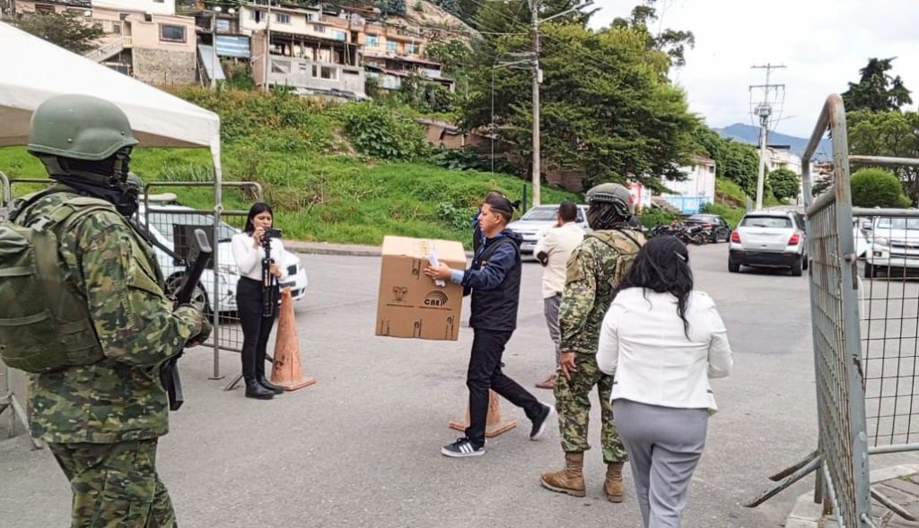 A la 08:45 llegó el material electoral al centro carcelario.