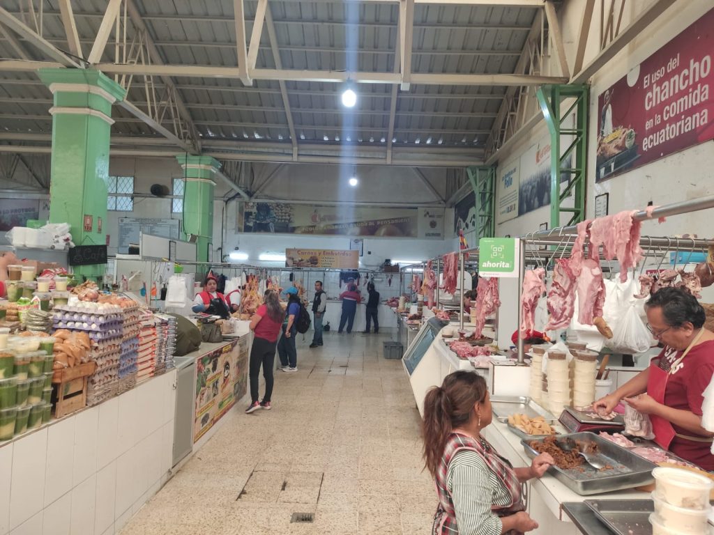 El centro de abastos, en sus 96 puestos internos, ofrece a la ciudadanía toda clase de productos.