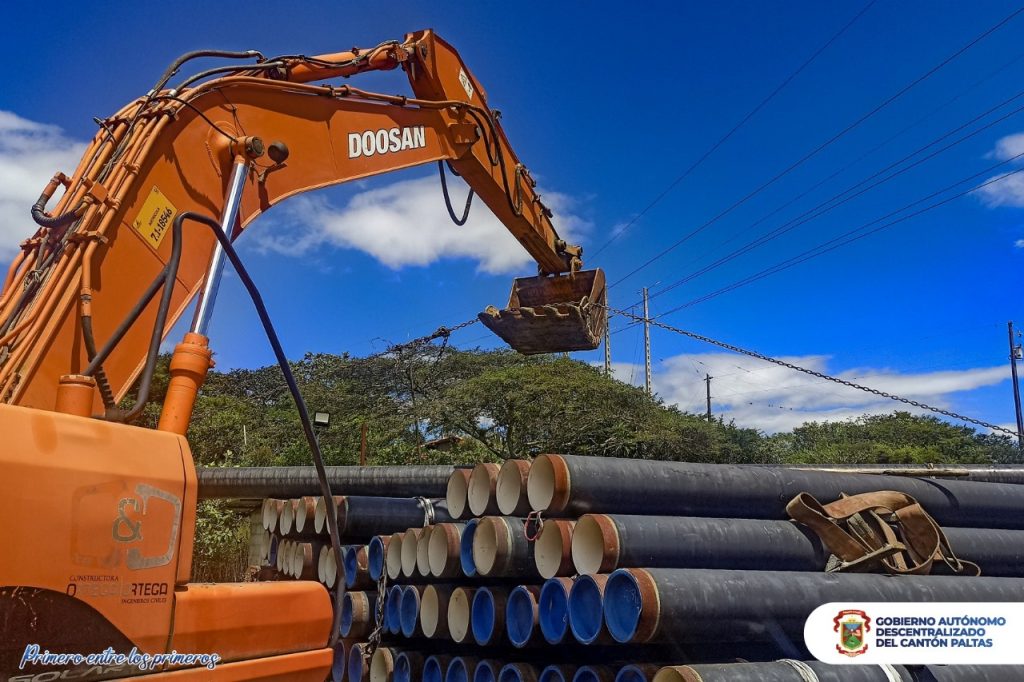 La tubería se encuentra arrinconada en un terreno de la ciudad de Catacocha.