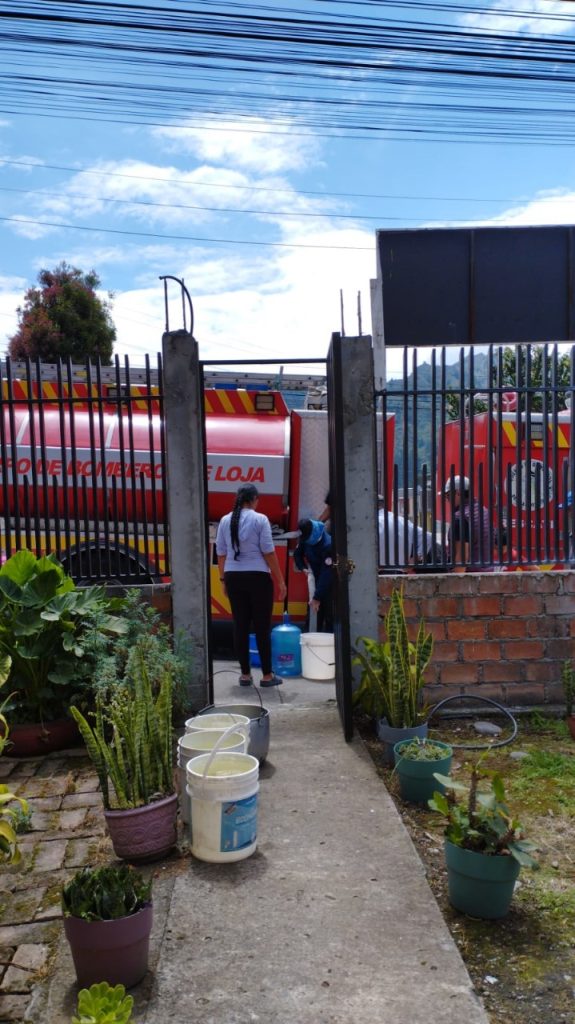 A Ciudad Alegría, en la mañana de ayer, llegó un tanquero para entregar el agua a sus habitantes.