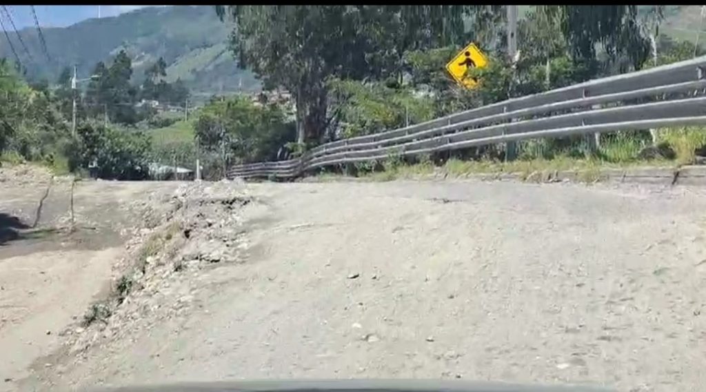 En estas condiciones se encuentra la vía del barrio El Plateado.