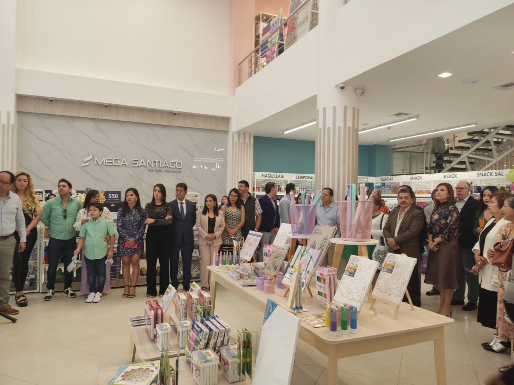 Gran cantidad de público se dio cita a la apertura del establecimiento comercial.