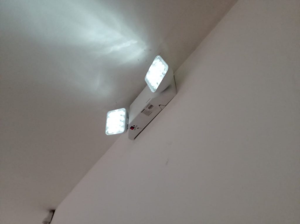 Desde el último domingo, 14 de abril de 2024, es común ver en las residencias, locales, comercios, entre otros, las denominadas luces de emergencia.