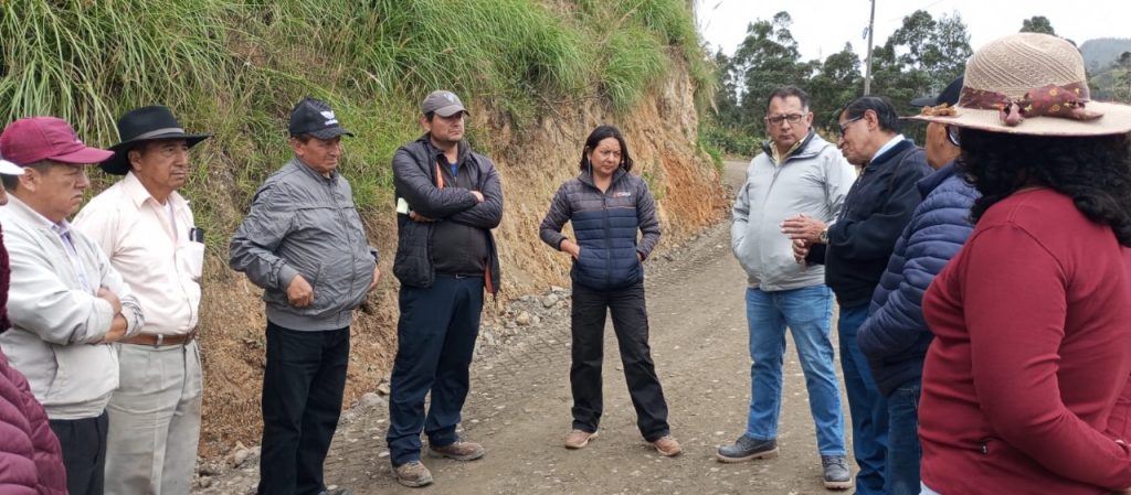 Delegados de la Asodencal, de la Prefectura y de la empresa Covipal, durante la reunión del último viernes, 19 de abril, cerca de Chuquiribamba.