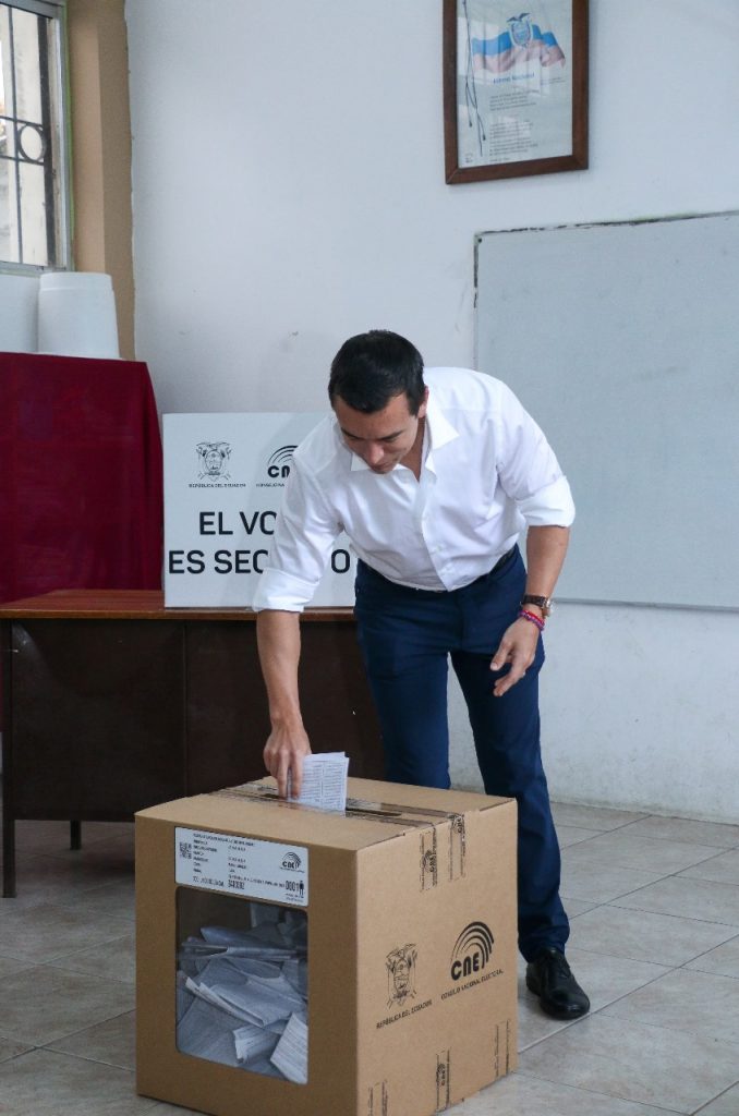 El presidente de la República, Daniel Noboa Azin, ejerció su derecho al voto en Olón, de la parroquia Manglaralto del cantón y la provincia de Santa Elena.