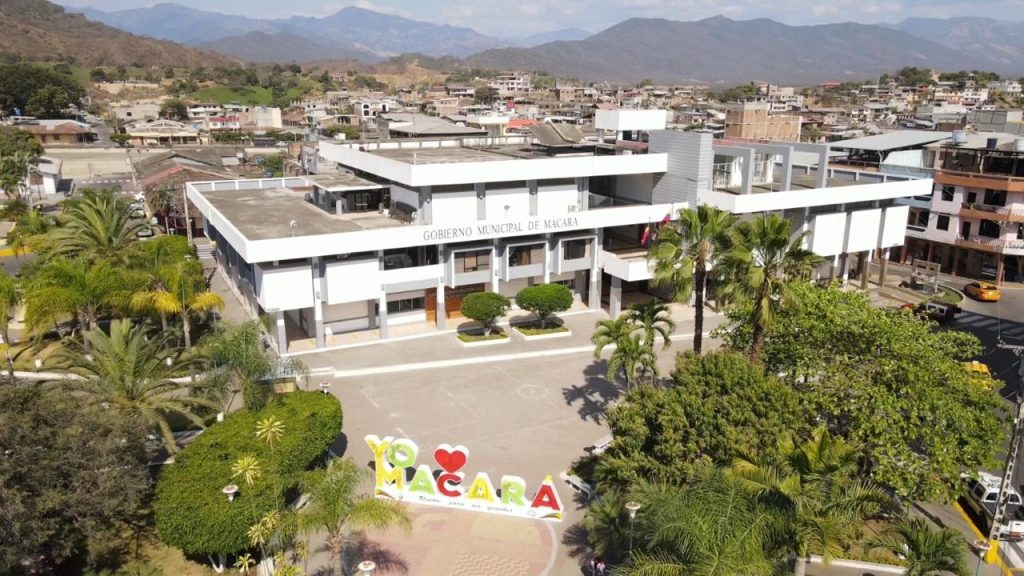 La ciudad y cantón Macará se encuentran en límite fronterizo con el Perú.