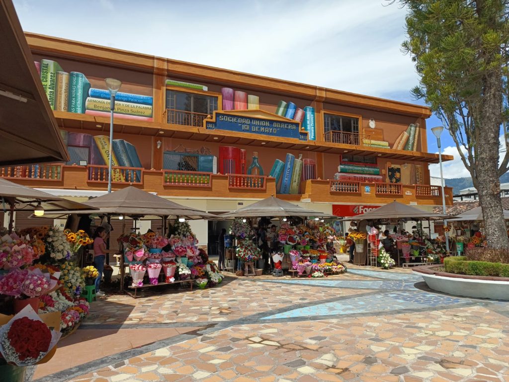 El mural conmemorativo está ubicado en la Plaza Primero de Mayo.