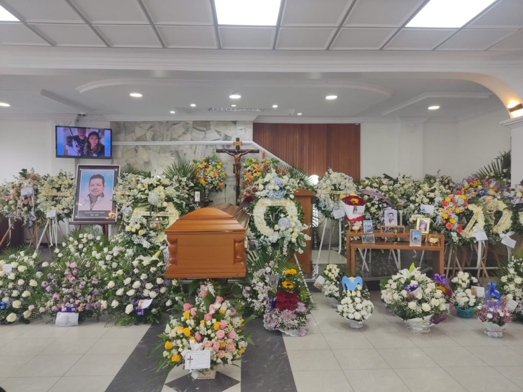 Se levantó una capilla ardiente donde, este miércoles, 24 de abril, acudieron sus familiares, amigos y allegados a darle su último adiós.