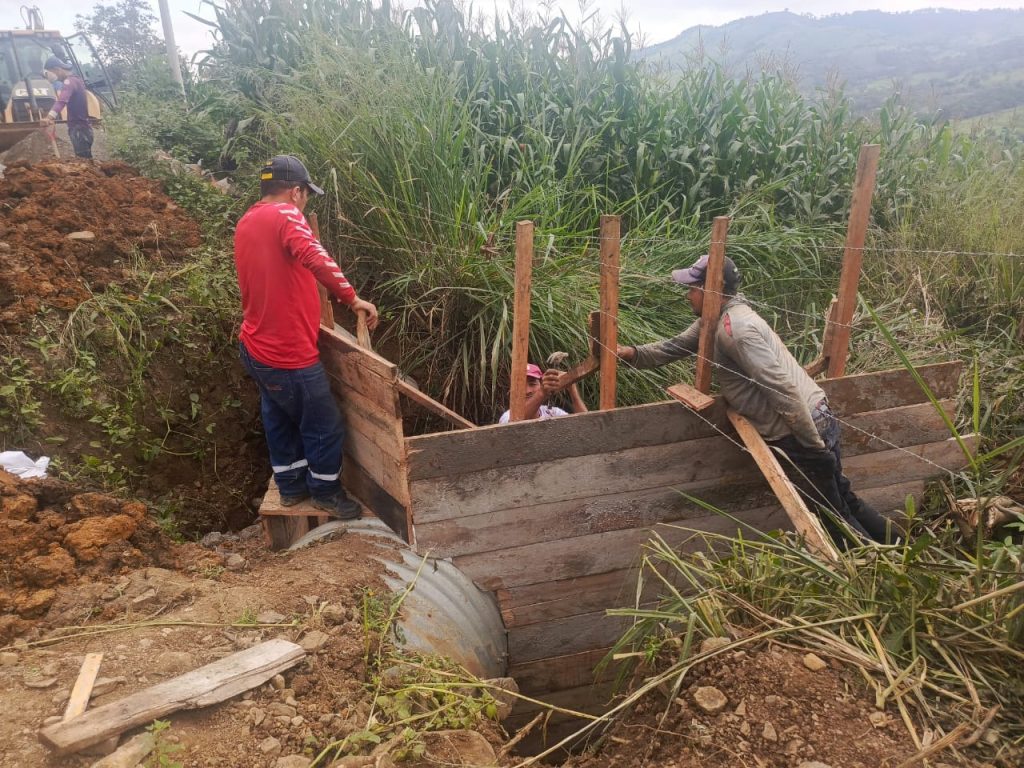 Los trabajos comprenden la construcción de cabezales para alcantarillas.