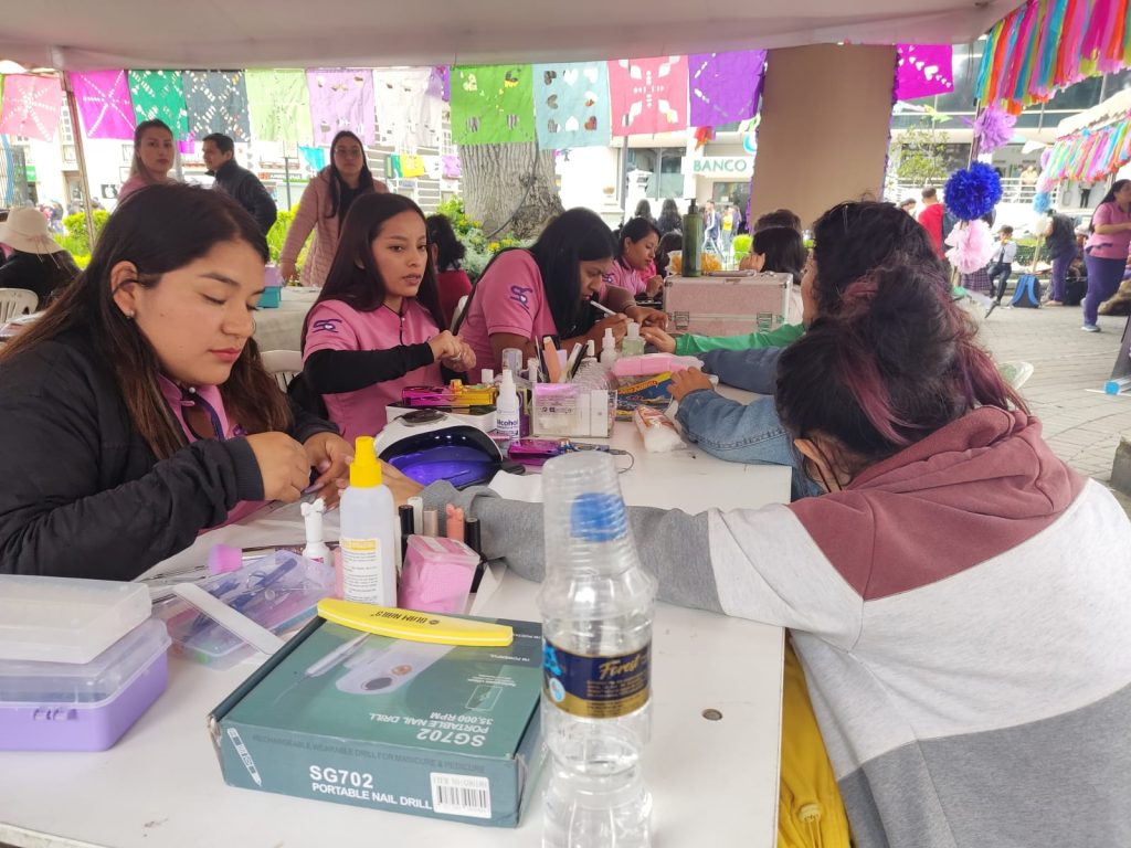 La ciudadanía fue atendida por las alumnas del centro artesanal.