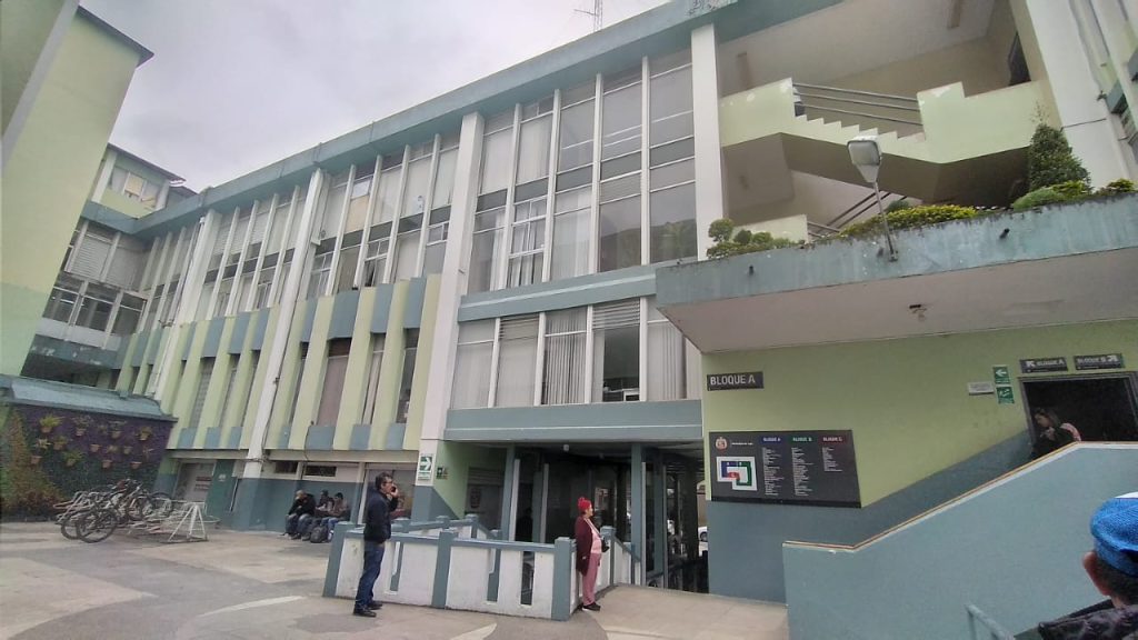 El Municipio de Loja tiene sus oficinas en la parte central de Loja.