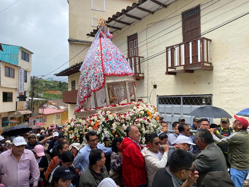 La comunidad acude con devoción a visitarla a la Reina del Cisne.