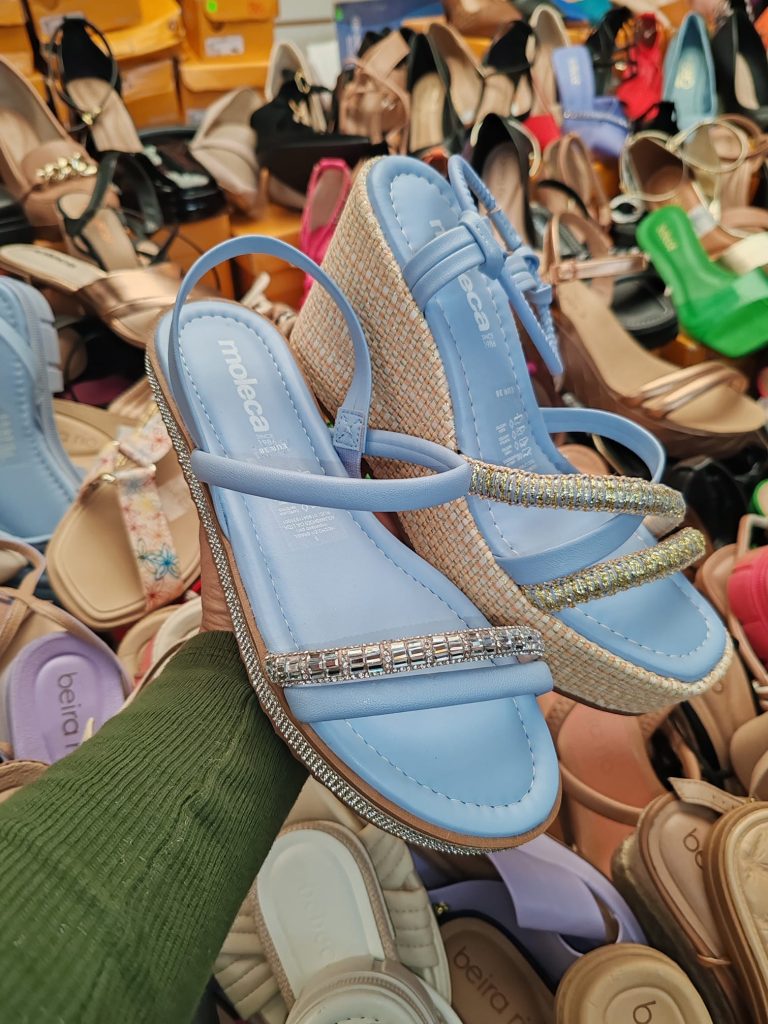 Existe una variedad de prendas de vestir y más que se puedan adquirir.