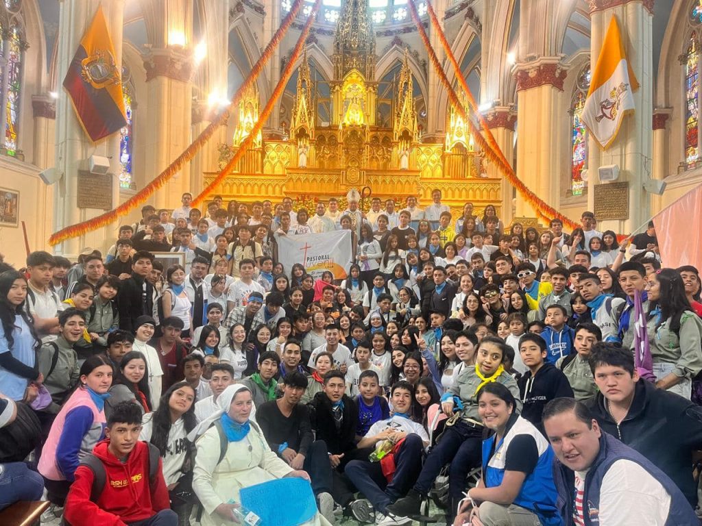 Luego de la eucaristía aprovecharon para tomarse una foto entre todos los participantes