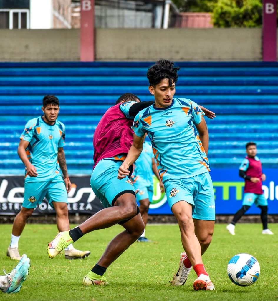 El equipo viene trabajando en el estadio Reina del Cisne.
