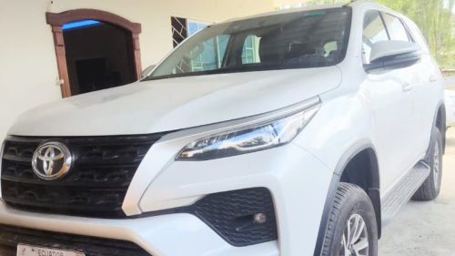 El automóvil se encontró en un presunto desguazadero.