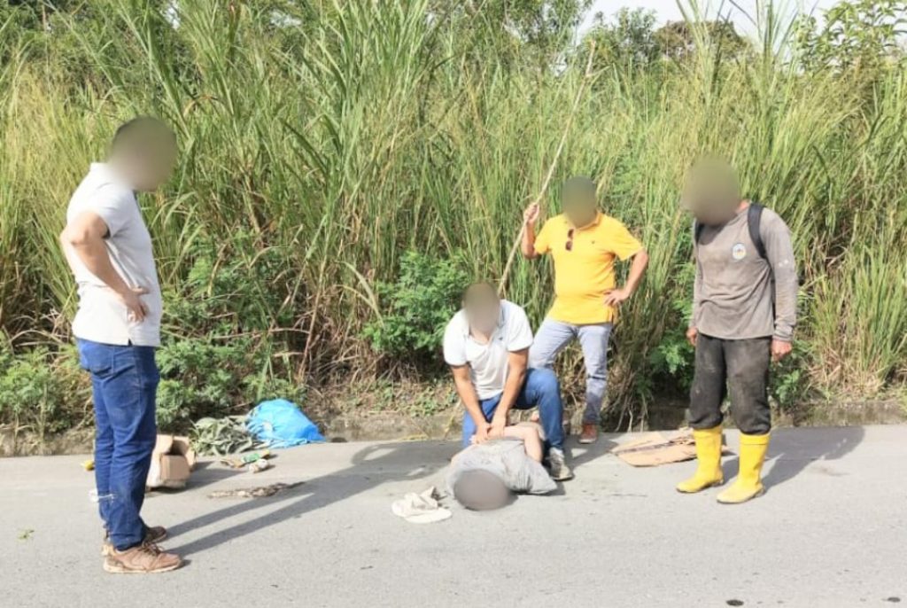 El ciudadano extranjero intentó burlar a la Policía Nacional disfrazándose de mendigo.