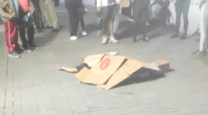 Con un cartón fue tapado el cadáver, mientras se esperaba la llegada de la Dinased.