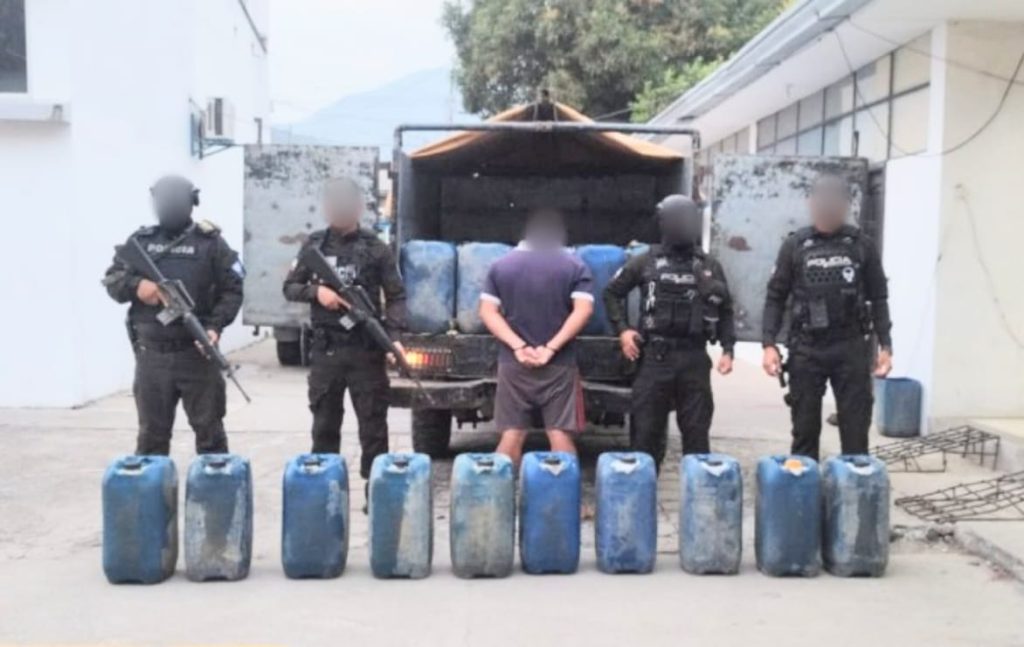 El combustible ilegal que se transportaba en esas canecas.