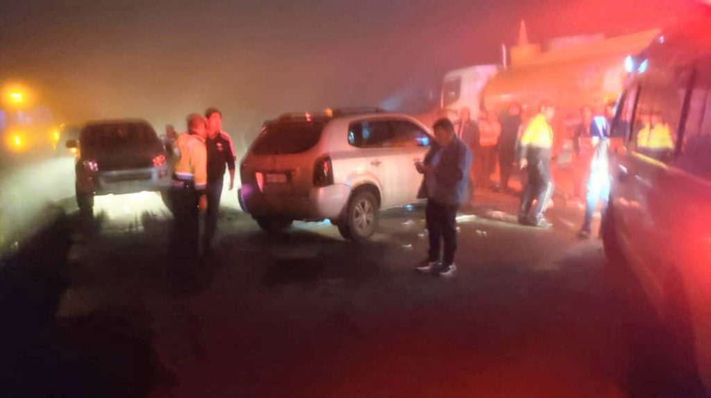 Sobre la calzada quedaron los vehículos varados