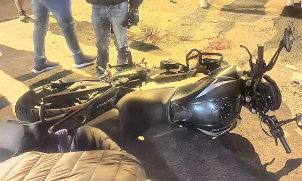 El motociclista quedó tendido sobre la calzada.
